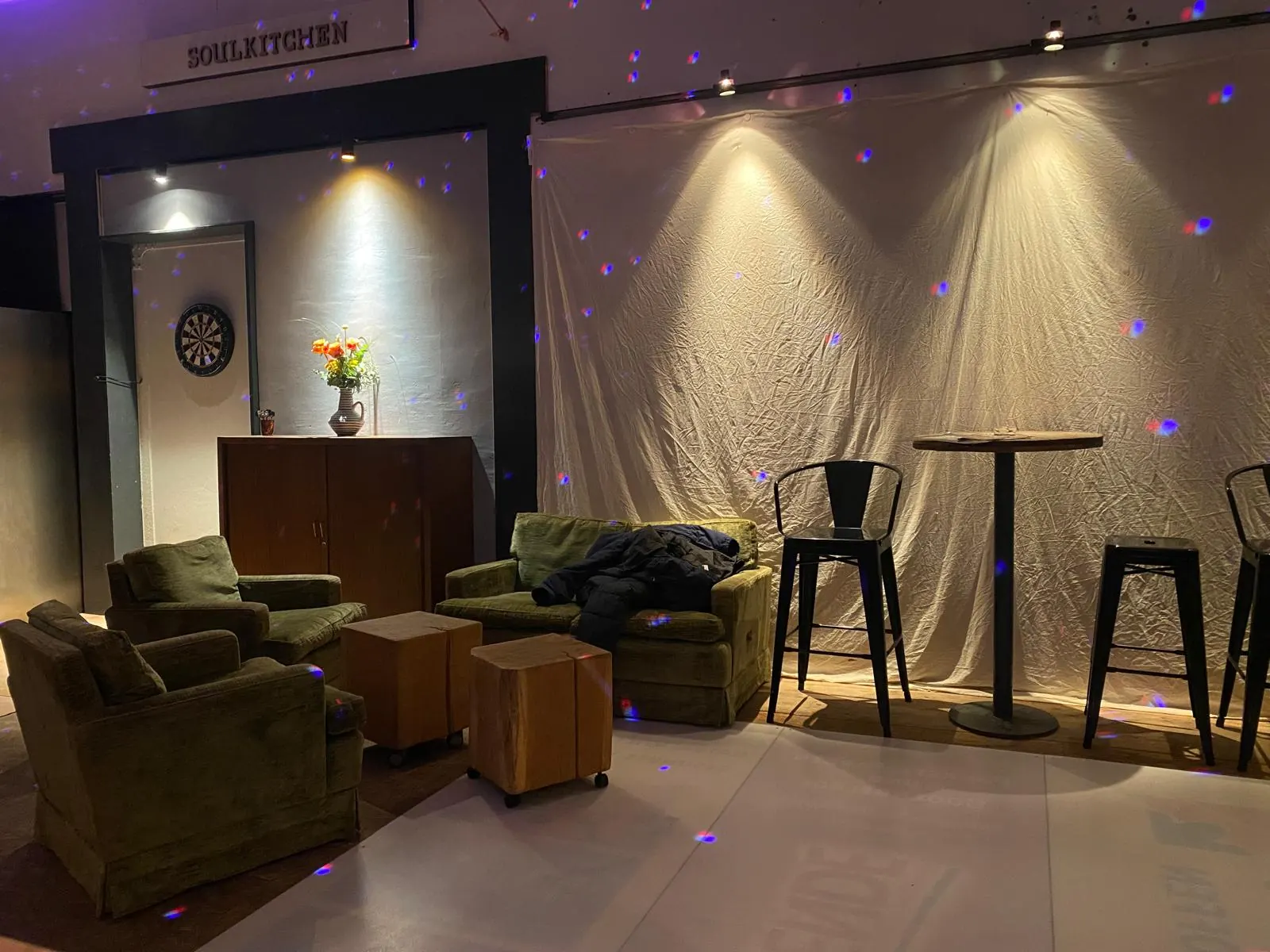 Kleine Bühne und Loungeecke